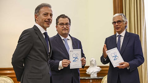O ministro de Estado e das Finanças, Joaquim Miranda Sarmento (centro), entregou em outubro de 2024, ao presidente da Assembleia da República, José Aguiar-Branco (direita), o Orçamento do Estado para 2025.