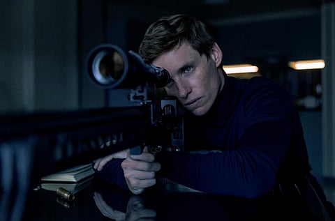 Não servindo para James Bond, Eddie Redmayne dá um ótimo assassino.