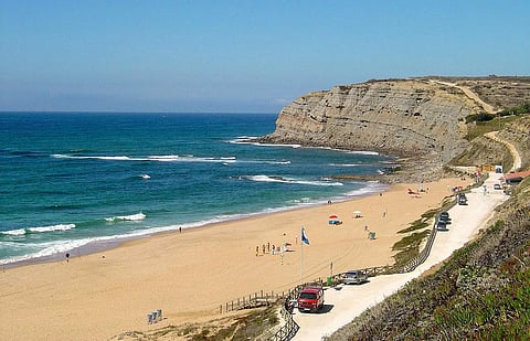Perigo de derrocada de arriba interdita um dos acessos a praia em Torres Vedras