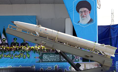 Imagem do ayatollah Ali Khamenei durante desfile das forças armadas iranianas este sábado.