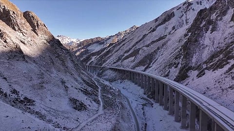 China conclui construção de túnel rodoviário mais longo do mundo em Xinjiang