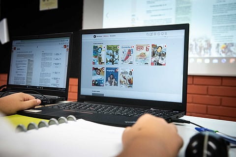 Petição contra manuais digitais nas escolas vai ser discutida em comissão parlamentar