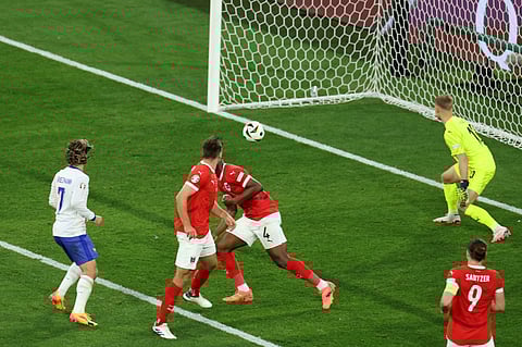 Wöber marca na própria baliza e coloca a França em vantagem.