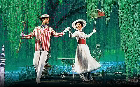 Dick Van Dyke e o seu alegre passo de dança com Julie Andrews.