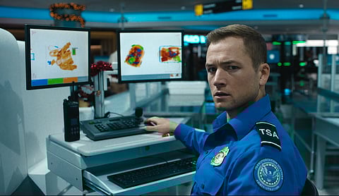 Taron Egerton a contas com a segurança dos aviões...