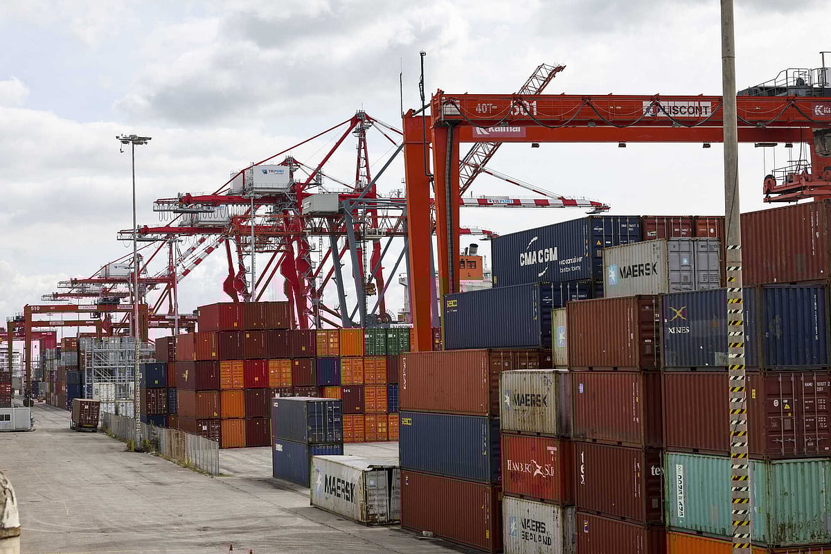 Euro area external trade surplus falls to €9.9 billion in November