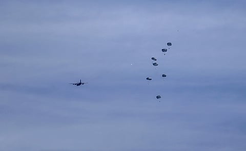 Ajuda humanitária lançada por ar.