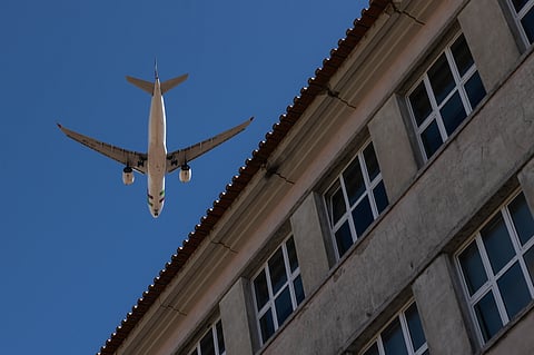 Ruído, vibração, poluição. Como é viver debaixo da rota dos aviões