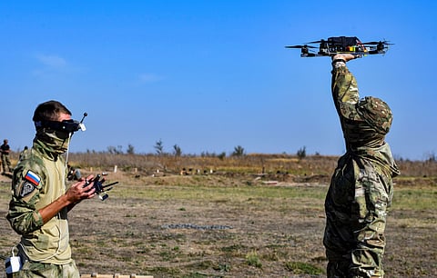 Militares russos treinam com drones no sul do país. Ontem, 87 foram lançados contra a Ucrânia.
