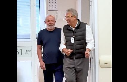 Presidente brasileiro, Lula da Silva, ao lado do neurocirurgião responsável pelas cirurgias no Hospital Sírio-Libanês, onde está internado
