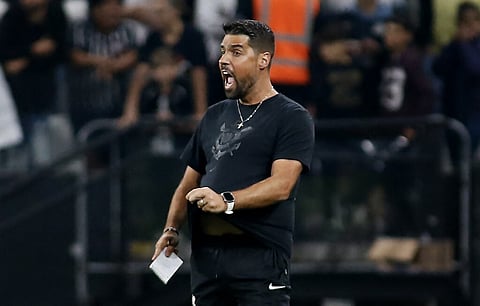 António Oliveira deixa comando técnico do Corinthians após derrota com Palmeiras