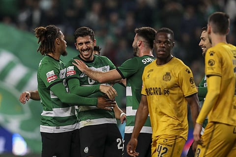 Paulinho festeja com os colegas o sexto golo da equipa. Pedro Rocha / Global Imagens