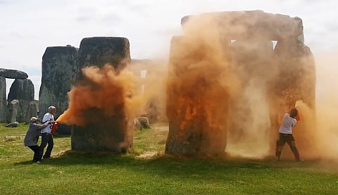Sítio pré-histórico inglês de Stonehenge pulverizado com tinta por ativistas ambientais