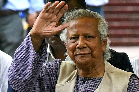 Yunus agradece a receção de boas-vindas no aeroporto em Daca.