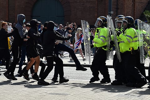 Manifestantes e polícia de Liverpool envolveram-se em escaramuças.