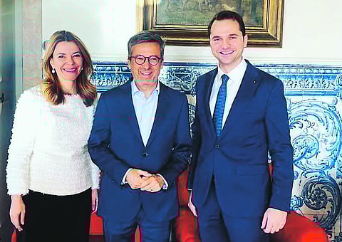 Sebastian Ioan Burduja com Ioana Bivolaru, então embaixadora romena em Lisboa, e Carlos Moedas.
