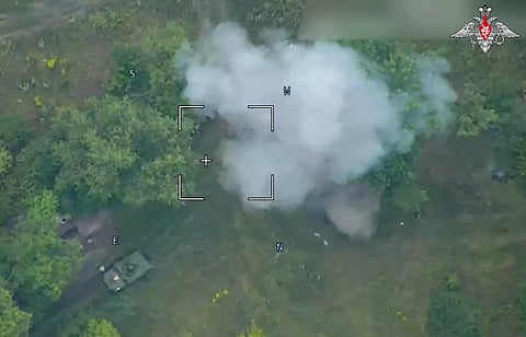 Imagem de ataque de drones russos contra blindados ucranianos.