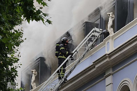 Incêndio em hotel em construção em Lisboa propaga-se e obriga a mais meios