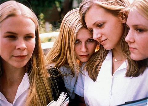 Kirsten Dunst (ao centro) é um dos rostos inesquecíveis de As Virgens Suicidas.