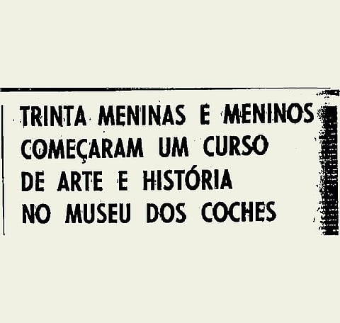 Sentados em banquinhos de lona, “à sombra” dos vetustos “coches”, os miúdos vindos de todas as partes da cidade (até parecem meninas do Ramalhão que já não tiveram lugar), aprendem o &