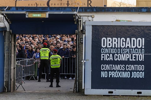 Público ficou fora do estádio.