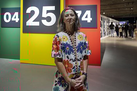 Maria Inácia Rezola e a imagem que remete para o "quadro de Nikias Skapinakis", segundo a própria, lembrando a obra do pintor lisboeta, com ascedência grega.