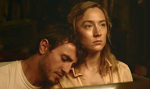 Paul Mescal e Saoirse Ronan em Foe/Intruso: dois talentosos atores não bastam para salvar um projeto banal.