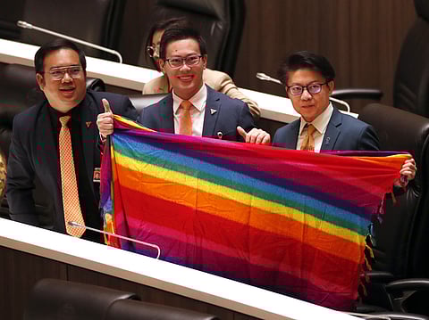 Deputados tailandeses com a bandeira LGBT no Parlamento.