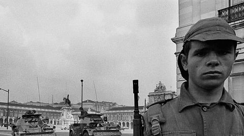 Sessão de escuta coletiva leva o Largo do Carmo de volta a 1974