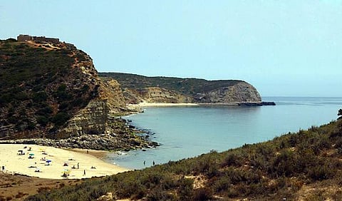 Duas praias algarvias interditas a banhos devido ao derramamento de crude