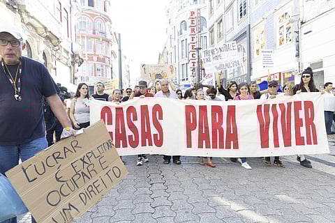 Em 2023, aconteceram, por iniciativa popular e apartidária, duas manifestações pelo direito à habitação, estando na calha uma para este ano. (Carlos Carneiro/Global Imagens)