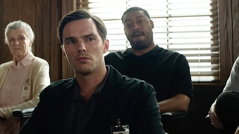 Nicholas Hoult, o jurado nº2: entre a inocência e a culpa.