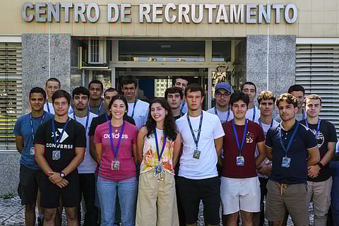 Um grupo de jovens candidatos a piloto-aviador junto ao Centro de Recrutamento da Força Aérea, em Lisboa.