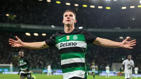 Viktor Gyökeres celebra o quarto golo.