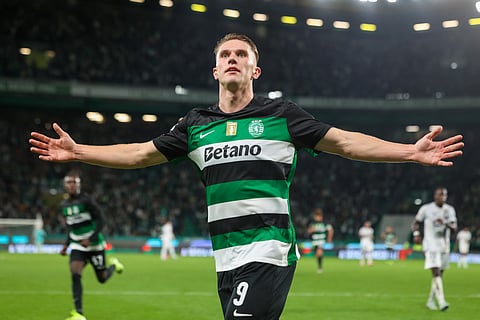 Viktor Gyökeres celebra o quarto golo.