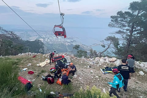 Passageiros resgatados de teleférico na Turquia após 23 horas. Uma pessoa morreu