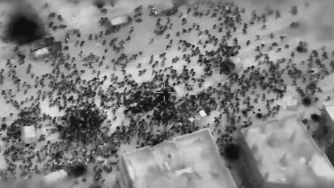 Imagem do vídeo divulgado pelas IDF que mostra camiões rodeados de pessoas.