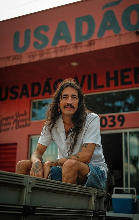 Jhon nasceu no Brasil e vive em Lisboa desde 2015 - mas mantém as raízes como inspiração.