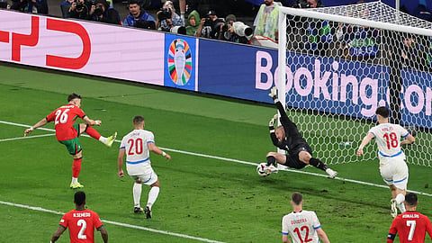 Francisco Conceição remata para o golo da vitória de Portugal.