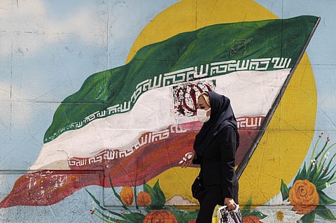 Mulher baleada pelas forças de segurança iranianas por não usar véu fica paralisada
