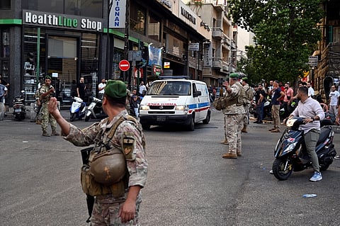 Uma ambulância chega ao Hospital AUBMC, em Beirute. O ministro da Saúde disse que o país tem planos de catástrofe desde o início da guerra Israel-Hamas.