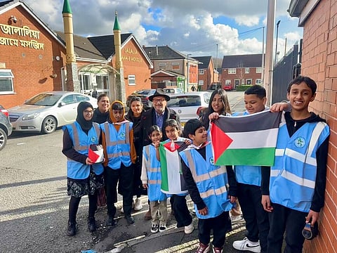 As bandeiras da Palestina foram inseparáveis da campanha de Galloway, aqui junto de uma mesquita. CONTA X DE GEORGE GALLOWAY