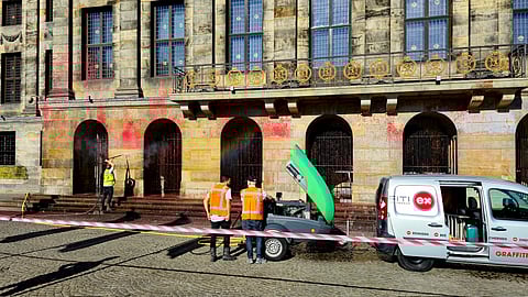 Ativistas contra a guerra em Gaza vandalizam palácio real em Amesterdão