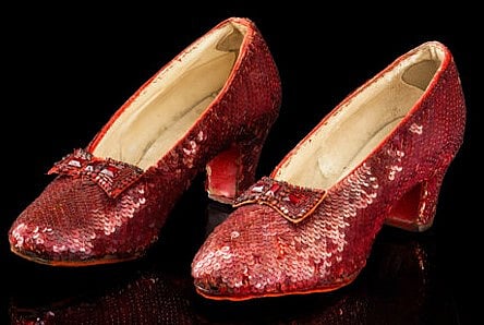 Os sapatos de rubi que foram leiloados.