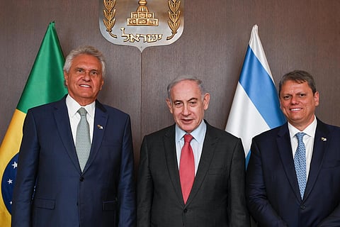 Caiado (esq.) com o primeiro-ministro israelita, Benjamin Netanyahu, e Tarcísio de Freitas (dir). Uma imagem que é um posicionamento político. 