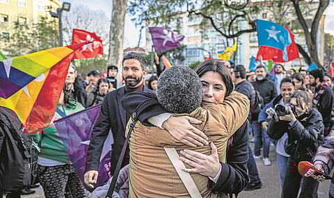 São sobretudo mulheres, muitas mais velhas, que se aproximam de Mariana Mortágua.