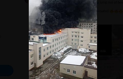 Incêndio de grandes dimensões num hospital russo leva pessoas a saltar das janelas