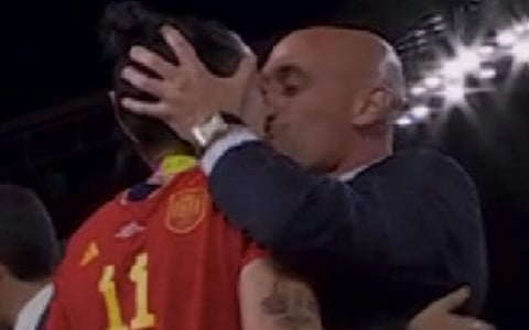 Jenni Hermoso confirma ao juiz ter sido beijada na boca sem consentimento