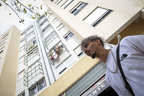 Daniel Pina, 22 anos, voltou à barbearia do pai, assassinado há duas semanas, no bairro do Vale, em Lisboa.