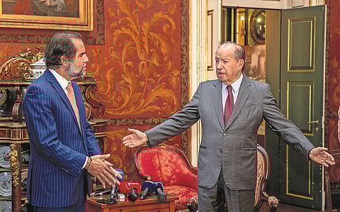 “Não sei se vamos ter estabilidade”, diz Ireneu Barreto, na foto a receber Miguel Albuquerque (esq.).